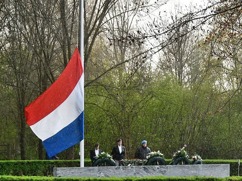 vlag half stop op de begraafplaats van zeewolde voor dodenherdenking