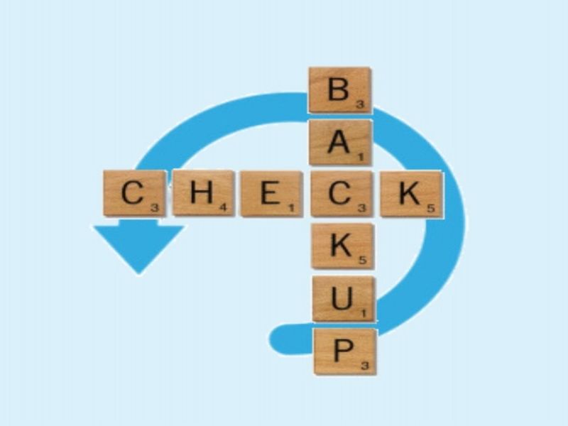 een afbeelding van een scrabble vorm horizontaal het woord check en verticaal door de C het woord backup