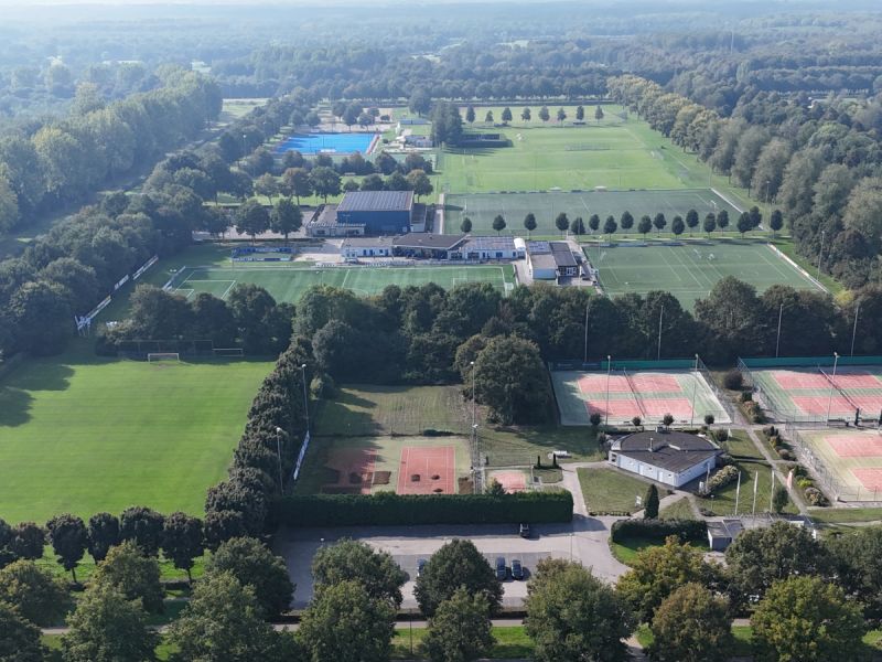 Vanuit Drone, sportpark de Horst met rechtsonder de tennisbanen dan naar boven Voetbal, Korbal, Hockey en Honkbal