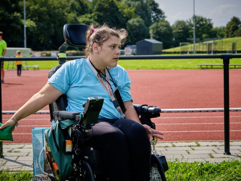 Meisje in een rol stoel die deelneemt aan een sport activiteit