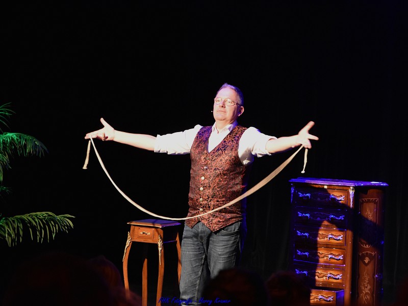 Hilbert Geerling met een lint als een van zijn goocheltrucs