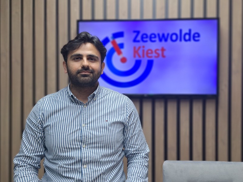 Samee Sabur in de studio van Zeewolde Kiest