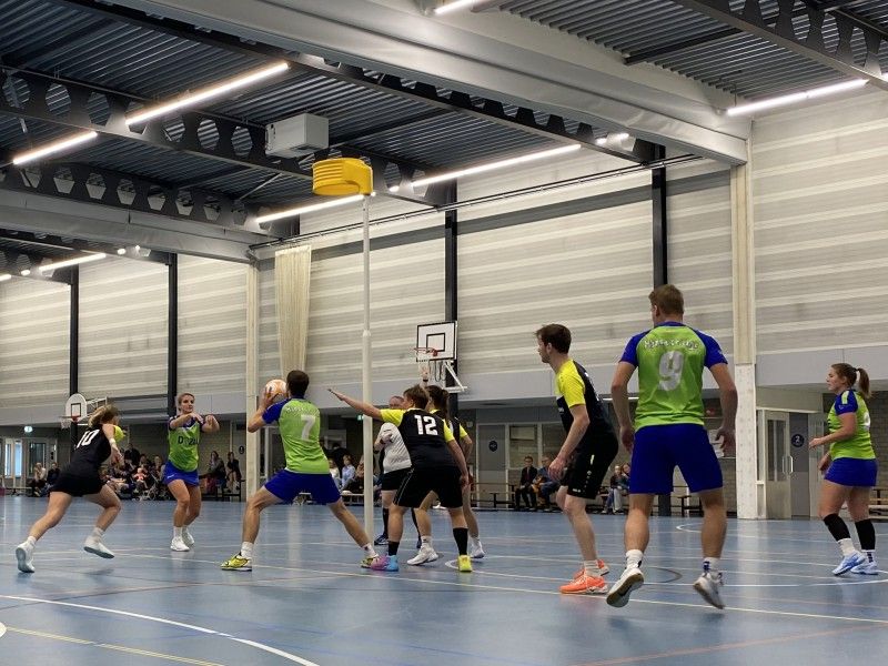 De oefenwedstrijd in de zaal, waarbij 2 een bal aan elkaar passen