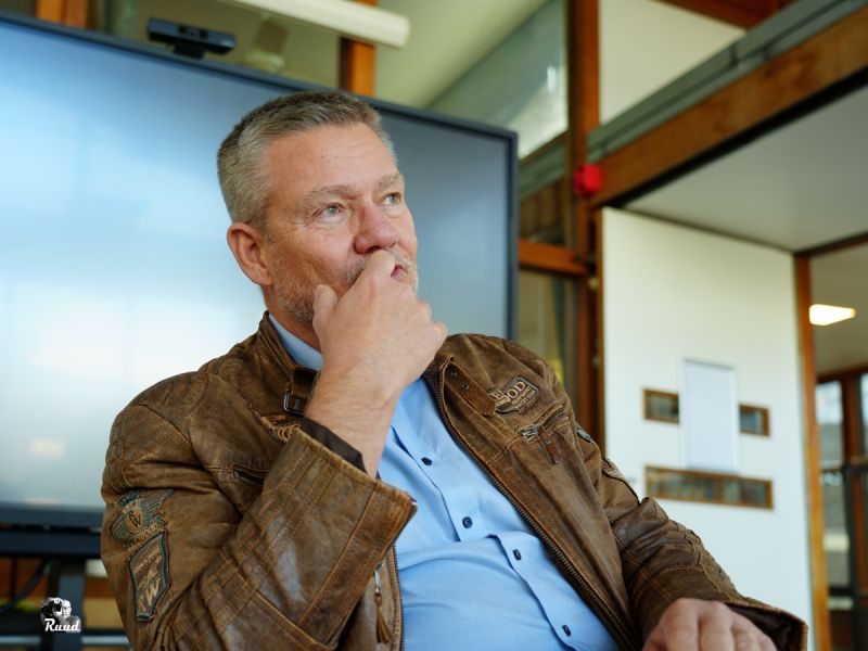 Dorpsdichter Jan Ippel raakt maatschappelijke thema’s: ‘Niet woke, maar wuk’