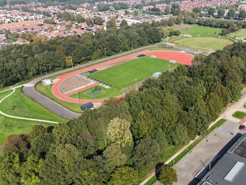 De atletiekbaan / kuierbaan vanuit de lucht