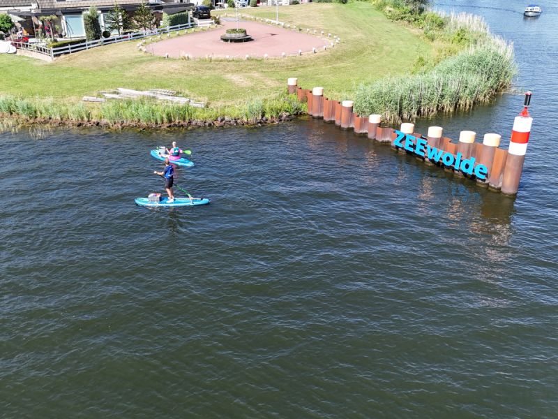 Deelnemers gaan het Wolderwijd op om afval in het water op te ruimen
