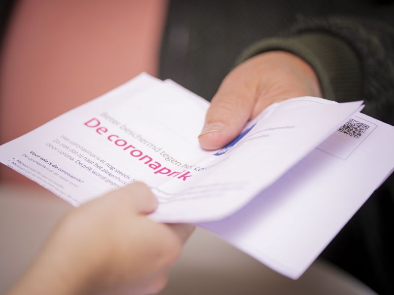 Een brief met oproep die wordt overhandigd.