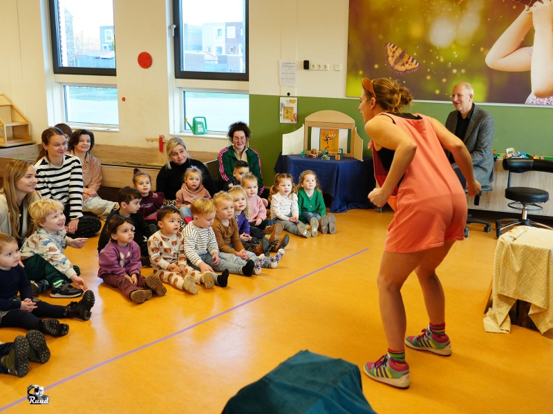 Een klasje die luistert naar de verteller die de kleine aap uitbeeld