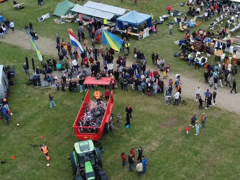 foto vanuit de lucht, waar te zien is dat scouting fietsen verkoop per opbod