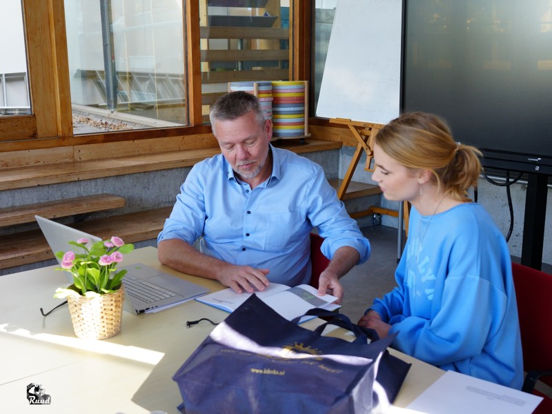 Dorpsdichter met een van de dichters uit Zeewolde