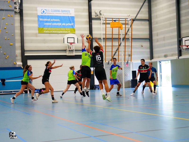 Nationaal korfbalteam van Suriname speelt oefenwedstrijd in Zeewolde