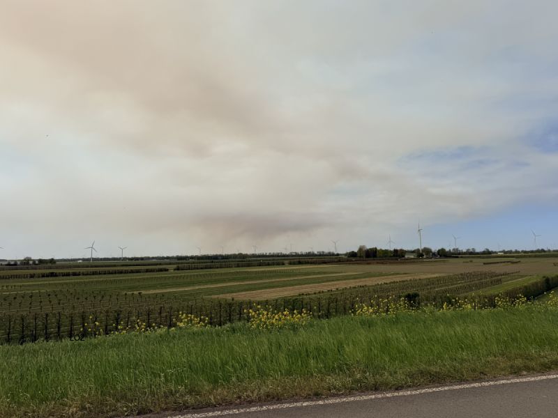 Brandweer geeft sein brand meester bij natuurbrand ’t Harde