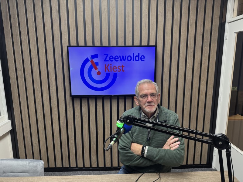 Thijs van Dalen achter microfoon bij Zeewolde Kiest