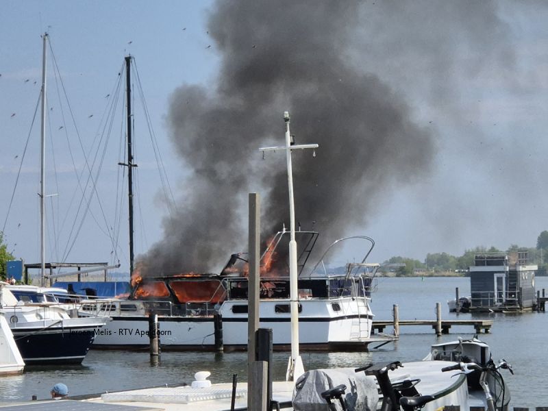 Brand op een boot in de haven van camping RCN zeewolde