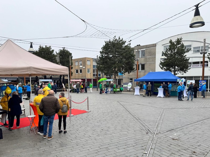 Verkiezingsmarkt brengt partijen samen op het Kerkplein