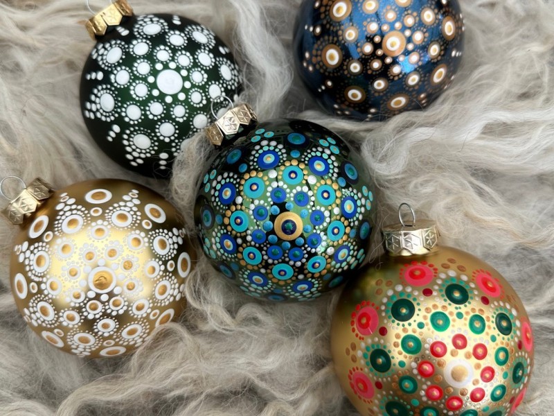 Gestipte kerstballen op een zacht vachtje