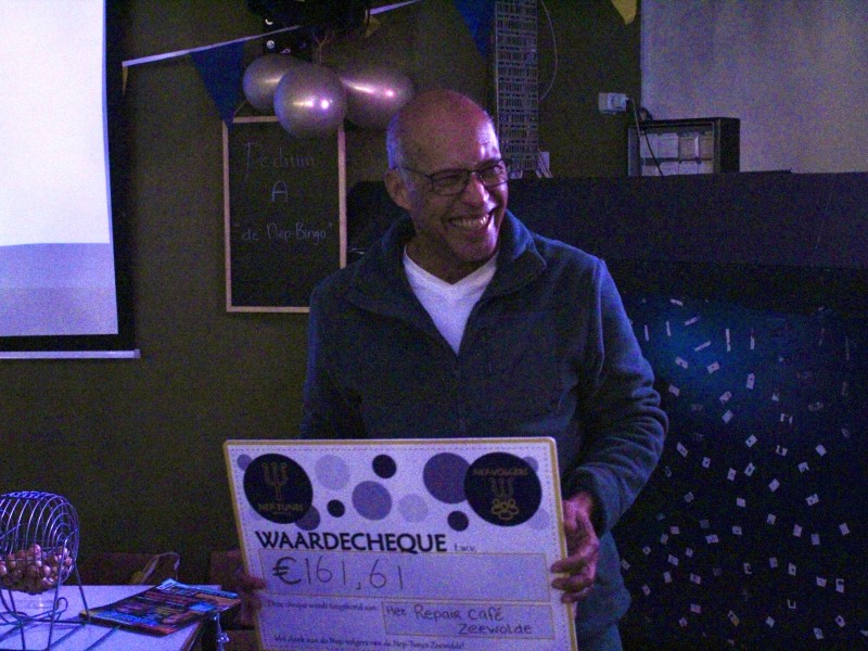 Cheque wordt overhandigd aan Repair Café Zeewolde