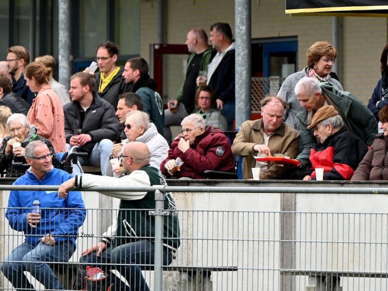 Bewoners De Sfinx/Coloriet genieten van voetbal en samenzijn bij VV Zeewolde