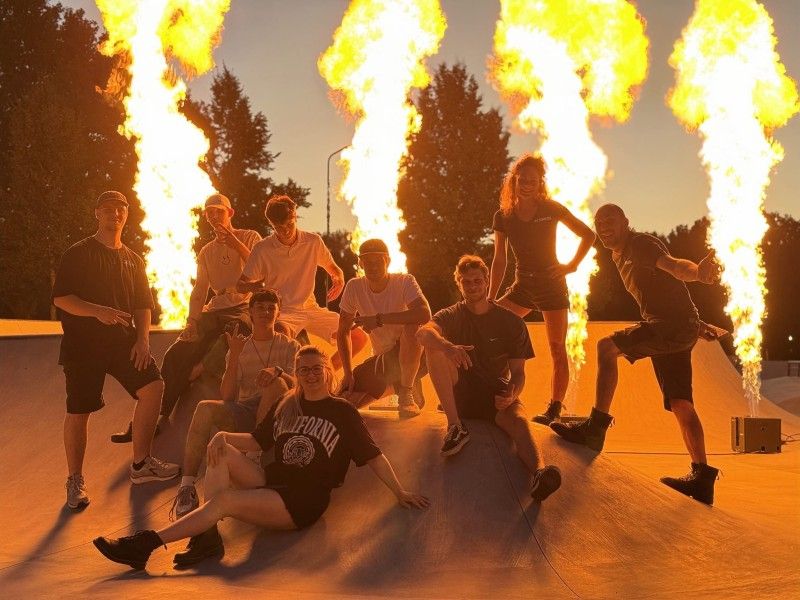 Jongeren vieren geslaagd eindfeest na eerste Basement Beatz cursus