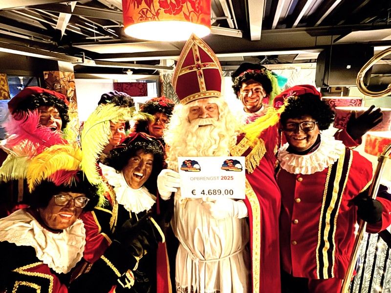 Sinterklaas met pieten en de opbrengst voor Pieten on tour