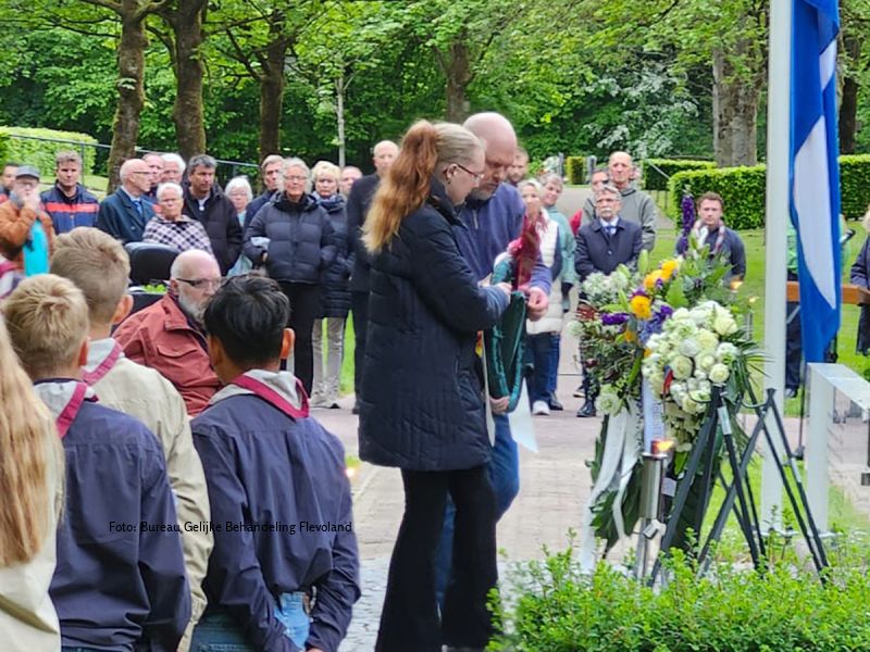 Kranslegging Zeewolde roze driehoek