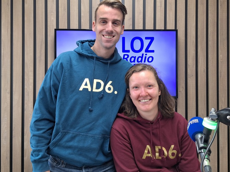 lisette en Roderick voor de microfoons in de studio van lokale Omroep Zeewolde
