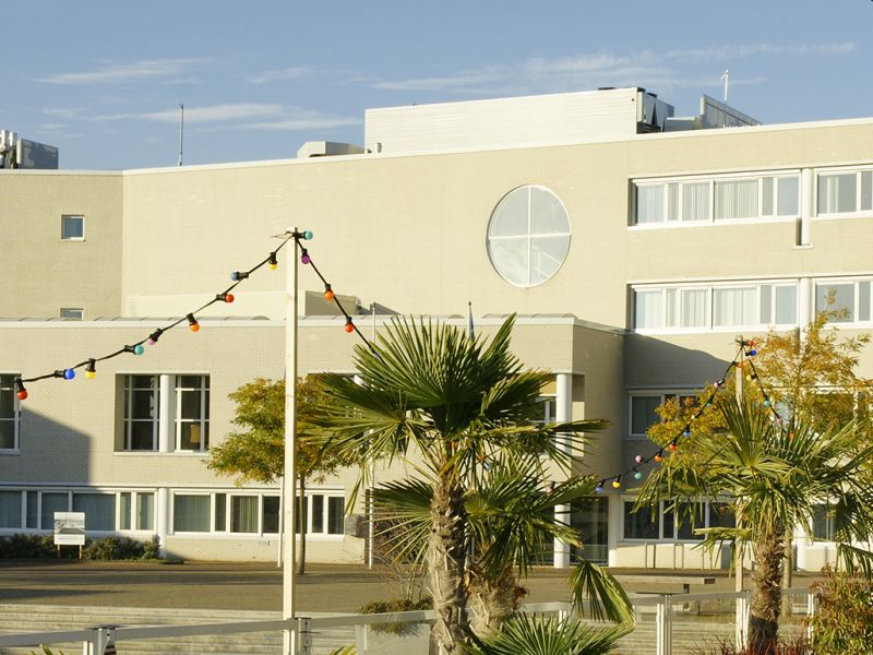 Foto van het gemeentehuis vanaf het terras van The Lux