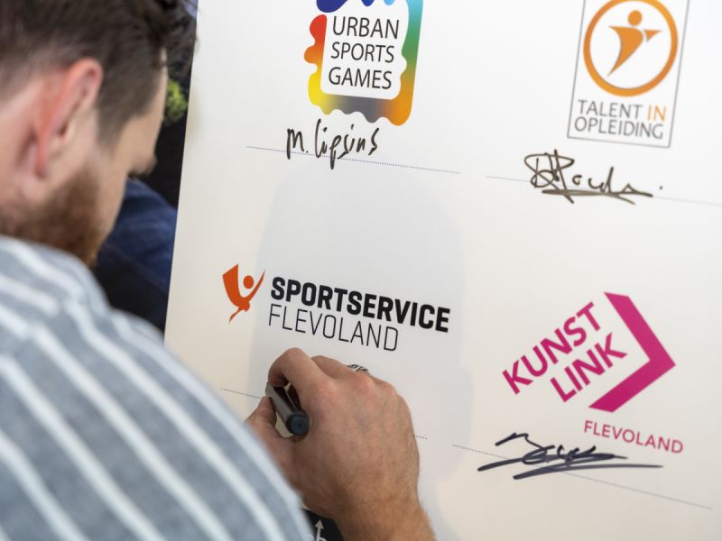 Het grote fictieve samenwerkingsverband waar handtekeningen op staan.