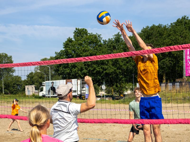 Beachvolleybaltoernooi 2026 verloopt warm en sportief