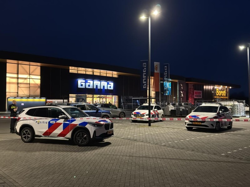Politie auto's bij de gamma van Zeewolde voor overval melding 