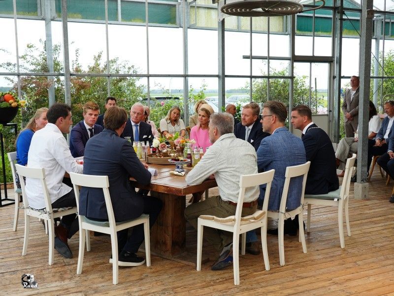 De gasten gezamenlijk aan tafel in de Beleving