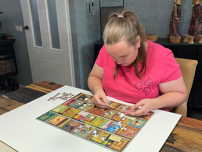 Saphira Kamies aan het oefenen voor de Dutch Jigsaw Nationals