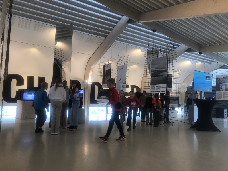 kinderen bekijken kunst