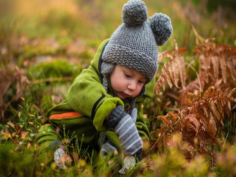 Kind in herfstlandschap