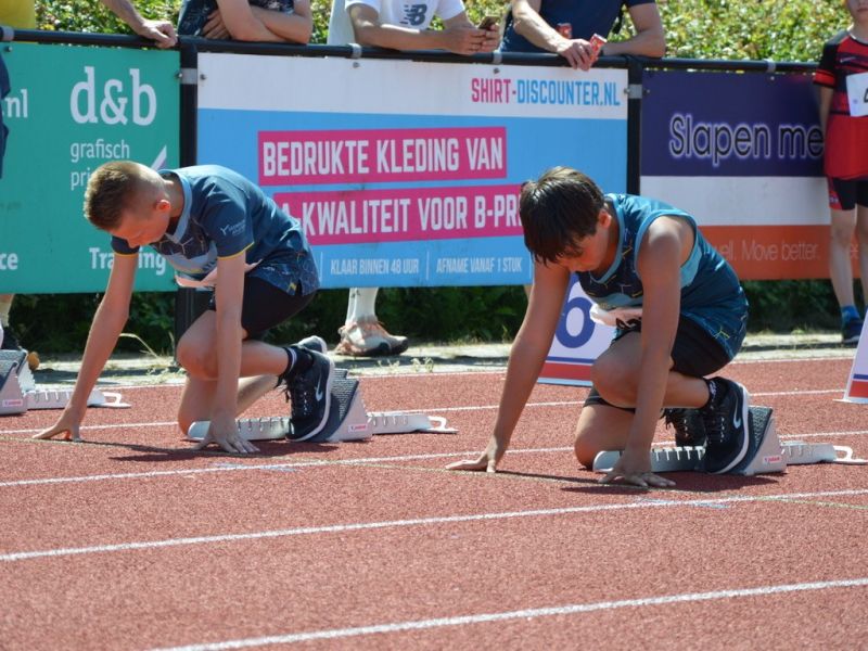 Atleten van Zeewolde Atletiek in de startblokken.