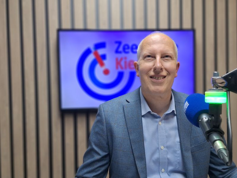 Steven Scheffer in de studio van Zeewolde Kiest