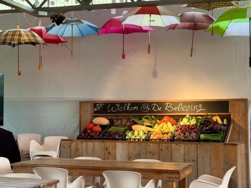 Vrolijke paraplu's hangen boven verse groenten.