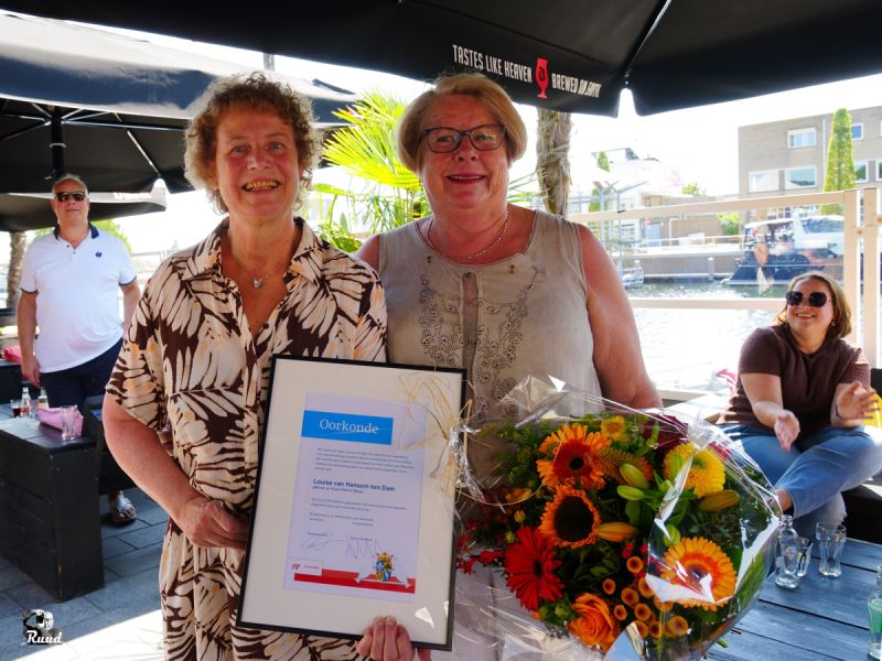 Louise van Hamont is woensdagmiddag verrast met de waarderingsspeld van de gemeente Zeewolde. Burgemeester Bram Harmsma reikte de onderscheiding uit vanwege haar uitzonderlijke inzet als mantelzorger.
