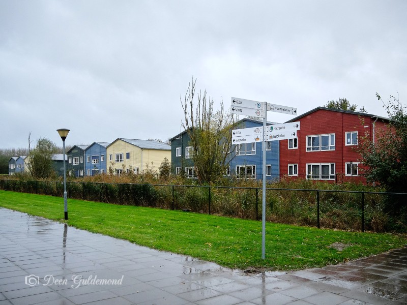Houten huisjes in verschillende kleuren.