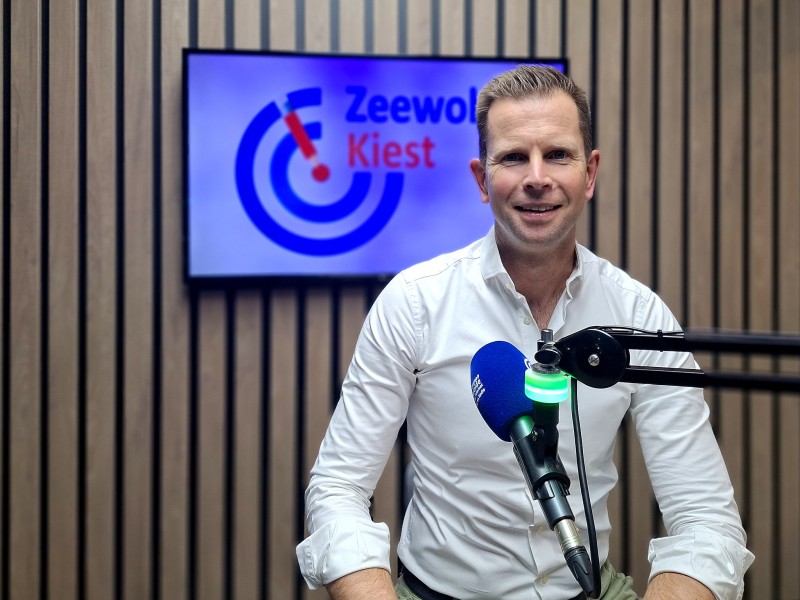 Gerard den Bakker in de studio van Zeewolde Kiest
