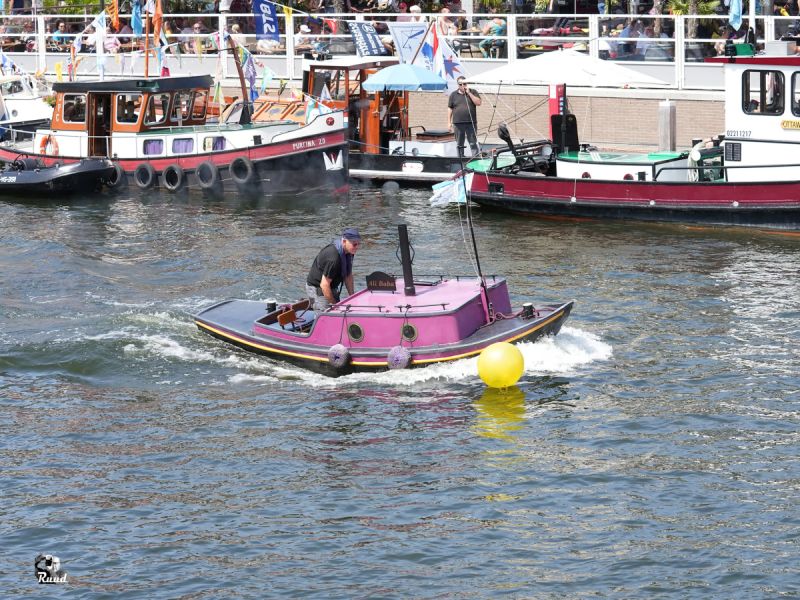 Een opduwertje die om de bal heen moet varen in de aanloophaven van Zeewolde