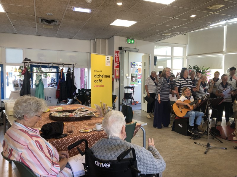 het Shantykoor met mensen luisterend in de meermin