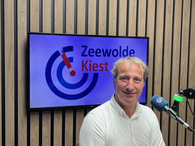 Maarten de keijzer achter microfoon van lokale omroep.