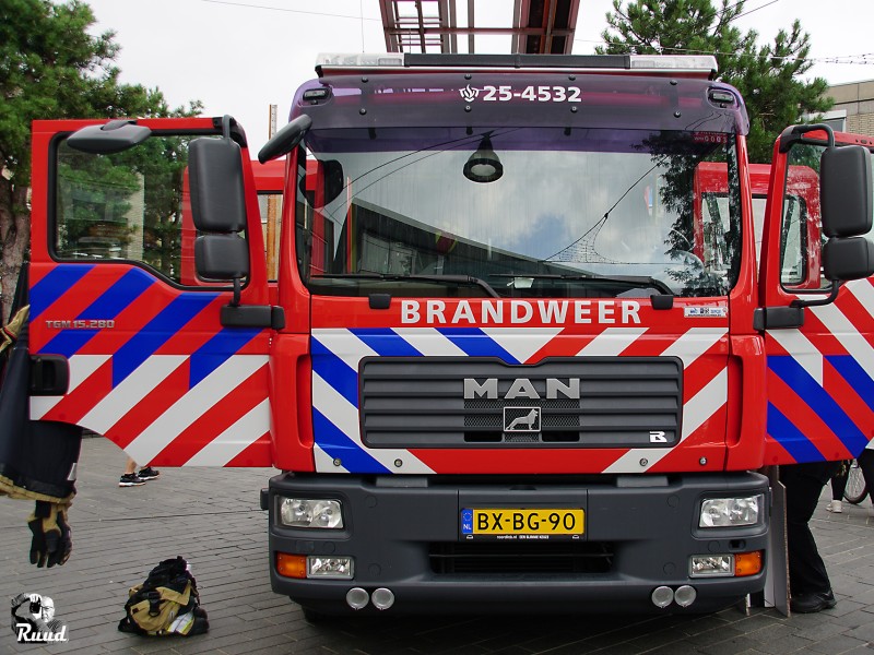 Vrachtwagen raakt van weg door gladheid op Gooiseweg