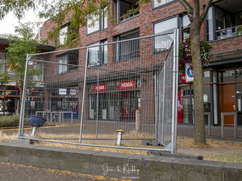 Geel draaistoeltje achter hekwerk inspireert Jan Ippel tot nieuw gedicht