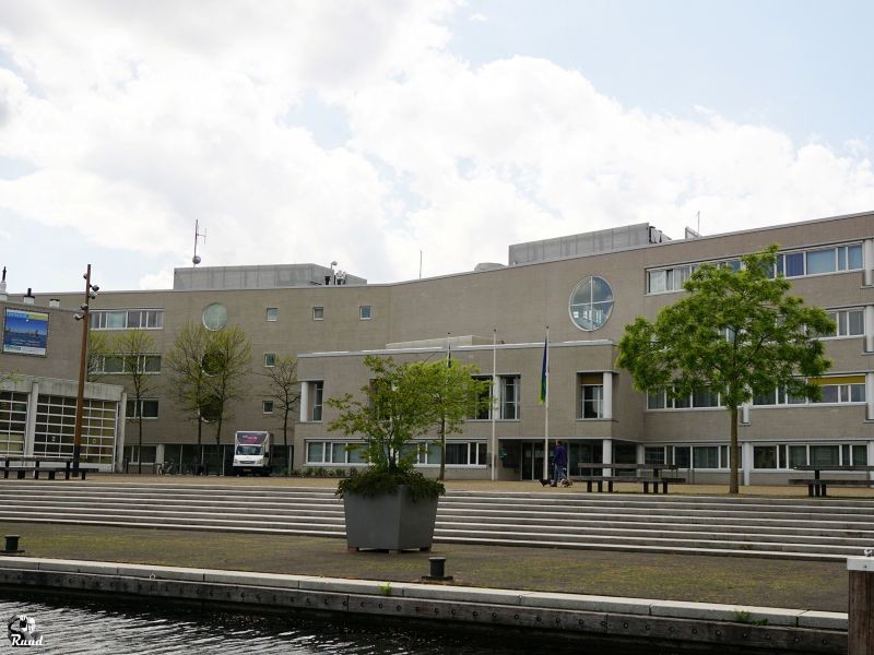 Gemeentehuis Zeewolde, beige bakstenen op een plein bij het water.