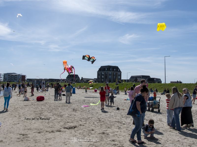 Vliegerfestijn trekt veel bezoekers naar Lanterstrand