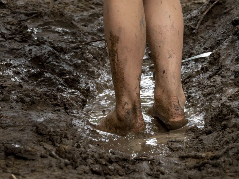 voeten in de modder