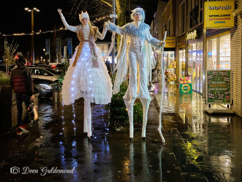 In het centrum van Zeewolde 2 stelenlopers in de verliching, foto van Deen Guldemond