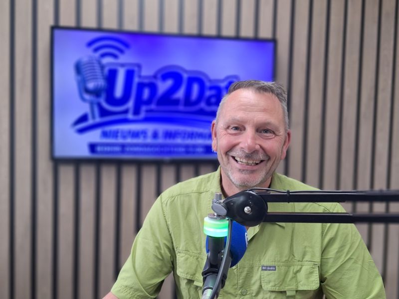 Jan van de Bovenkamp, breed lachend in de studio van Up2Date